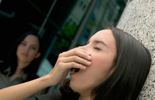 Девушка зевает