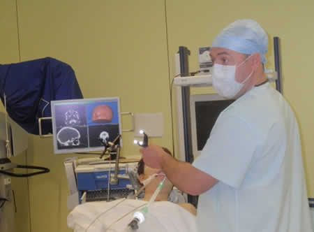 Врач проводит обследование