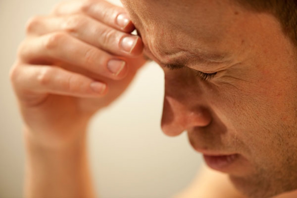 Нахмуренный мужчина