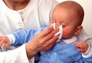 ребенок сморкается