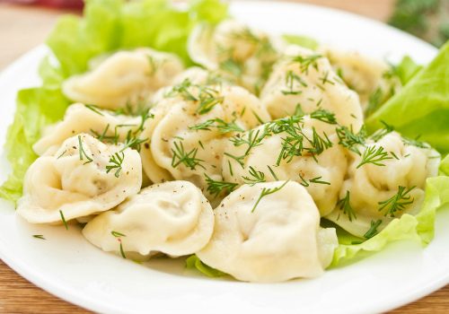 вареные пельмешки посыпаны зеленью