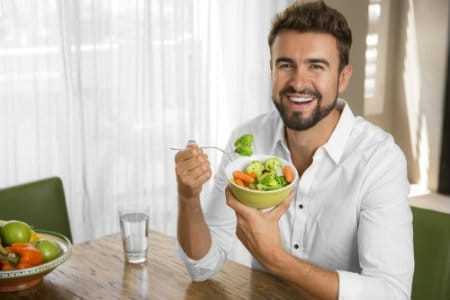 Мужчина кушает Мужчина кушает