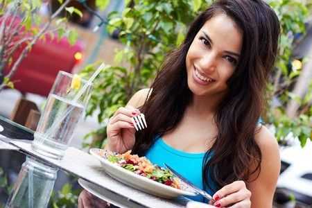 Женщина кушает Женщина кушает