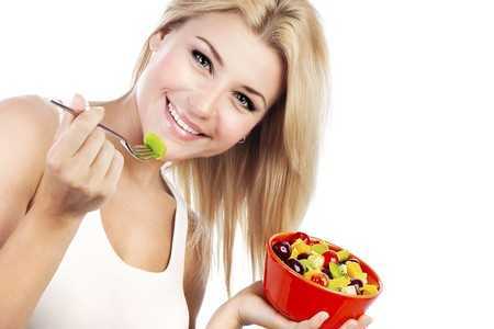 Женщина кушает