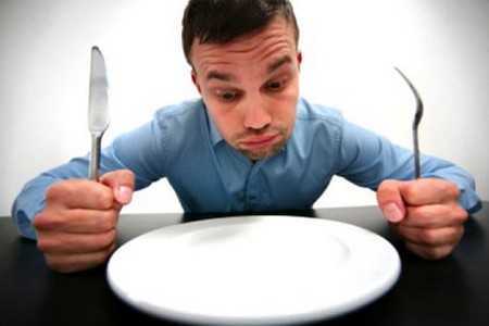 Мужчина перед пустой тарелкой