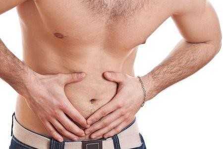 Мужчина держится за живот