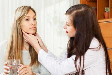 Врач обследует пациентку