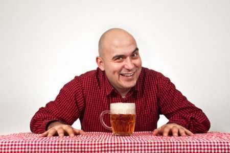 Мужчина с бокалом пива