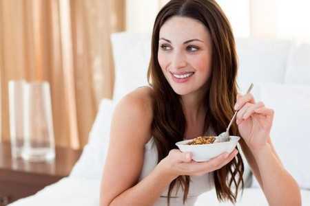 Женщина ест гречку Женщина ест гречку