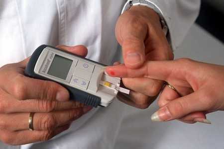 Врач измеряет пациенту сахар в крови Врач измеряет пациенту сахар в крови