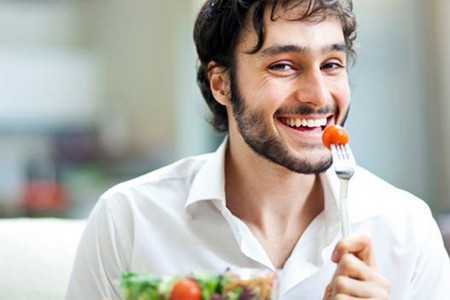 Мужчина ест салат Мужчина ест салат