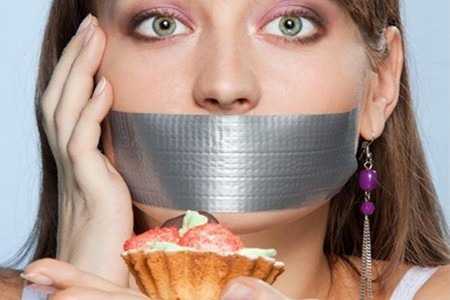 Женщина с заклеенным ртом Женщина с заклеенным ртом