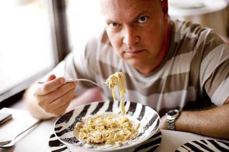 Мужчина кушает Мужчина кушает