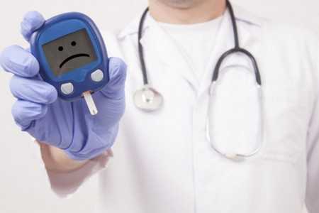 Врач с глюкометром