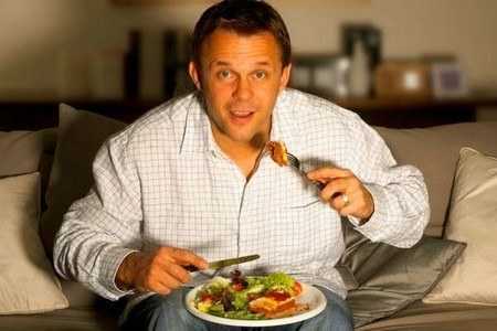 Мужчина кушает