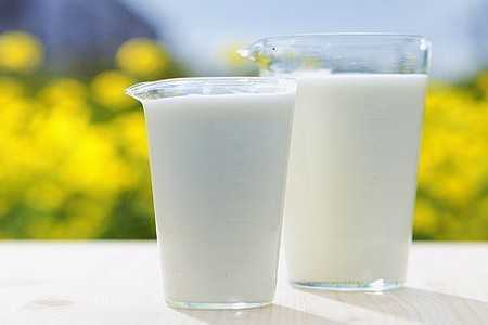 Стаканы с кефиром Стаканы с кефиром
