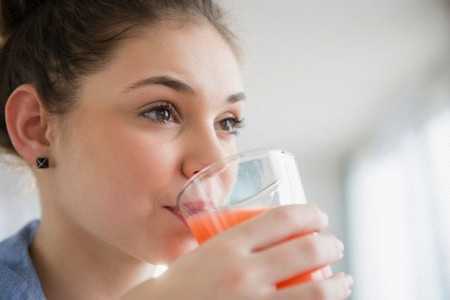 Женщина пьет томатный сок