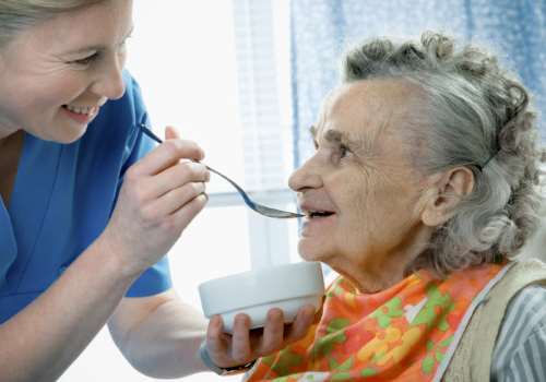 больную кормят