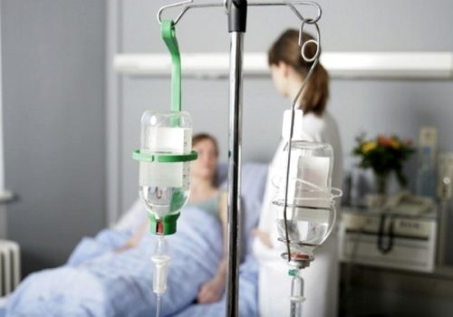 больная под капельницей