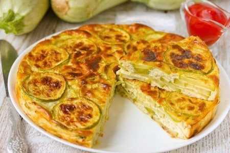 Запеканка с кабачками на тарелке