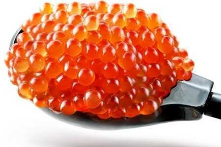 Ложка с красной икрой