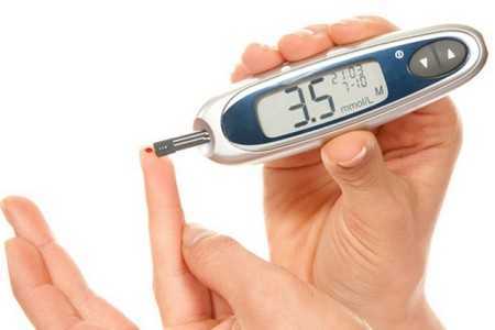 Глюкометр в руках Глюкометр в руках