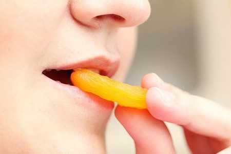 Женщина ест курагу Женщина ест курагу