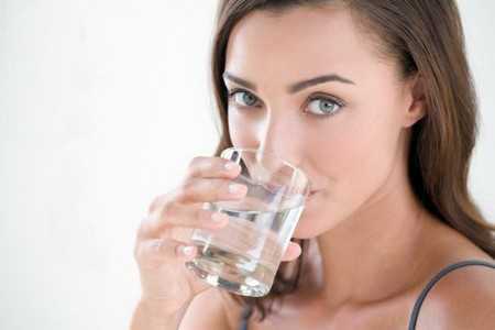 Женщина пьет воду Женщина пьет воду