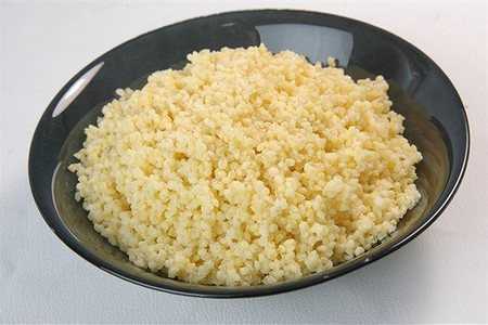 Пшенная каша в тарелке Пшенная каша в тарелке