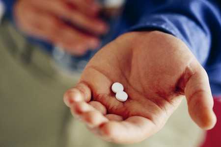 Таблетки на руке