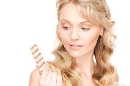 Женщина с упаковкой таблеток Женщина с упаковкой таблеток