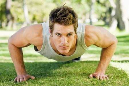Мужчина отжимается Мужчина отжимается