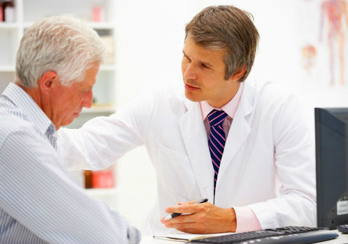 врач беседует с пациентом