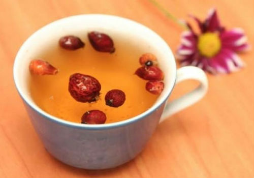 чашка с отваром шиповника