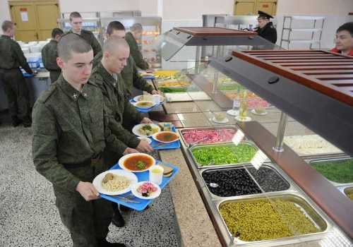 солдат в столовой