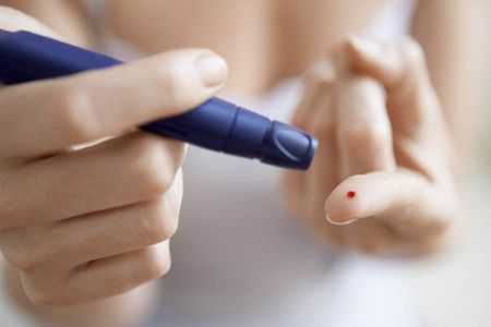 прокол пальца для анализа