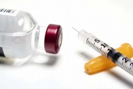 Баночка с инсулином и шприц