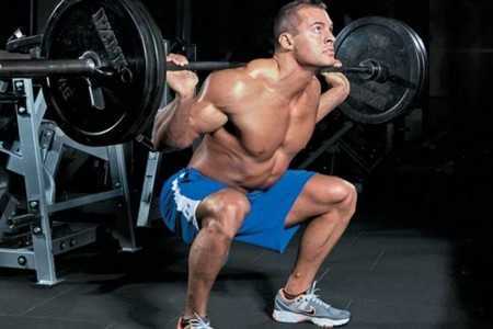 Мужчина занимается со штангой