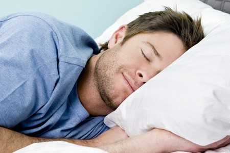 Мужчина спит
