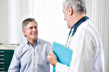 мужчина разговаривает с врачом мужчина разговаривает с врачом