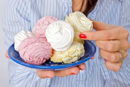 зефир в руке зефир в руке