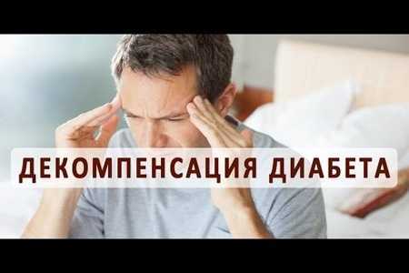 Мужчина держится за голову Мужчина держится за голову