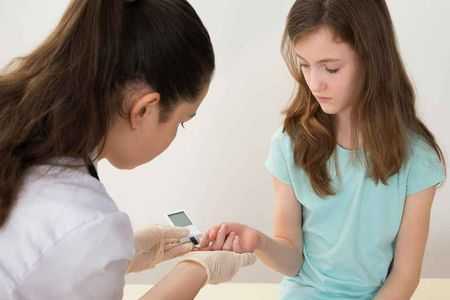 врач измеряет сахар у девочки подростка врач измеряет сахар у девочки подростка