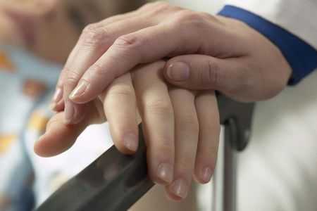 врач поддерживает больного