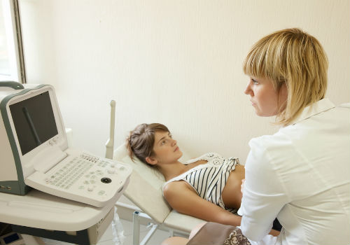 доктор исследует пациента