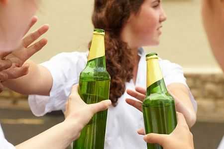 девушка отказывается от пива