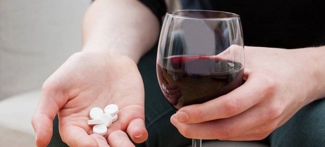 Можно ли принимать Аллохол и алкоголь одновременно?