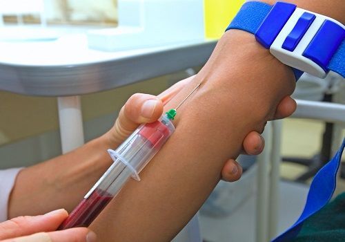 Берут кровь на анализ