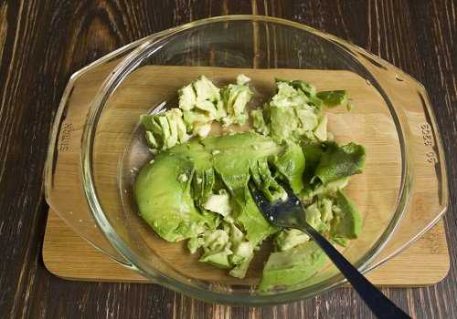 Чашка с мякотью авокадо