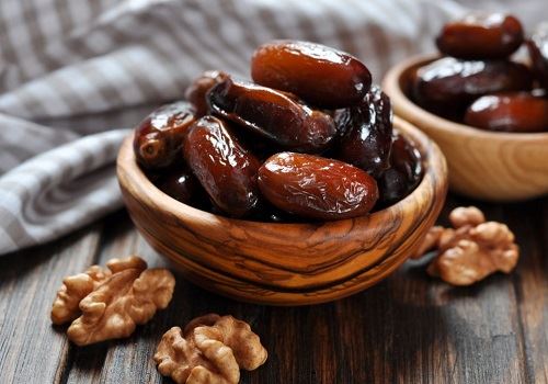 Чашки с финиками и грецкими орехами